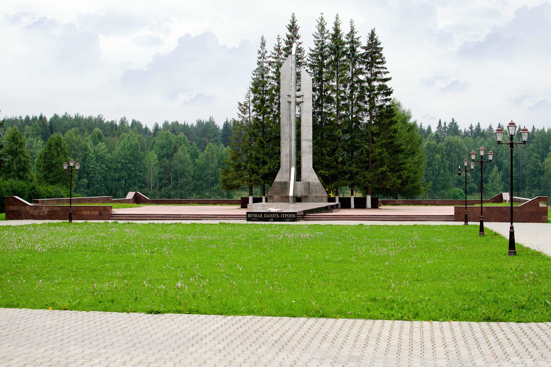The monument on the cemetery devoted to the Plesetsk tragedy 
