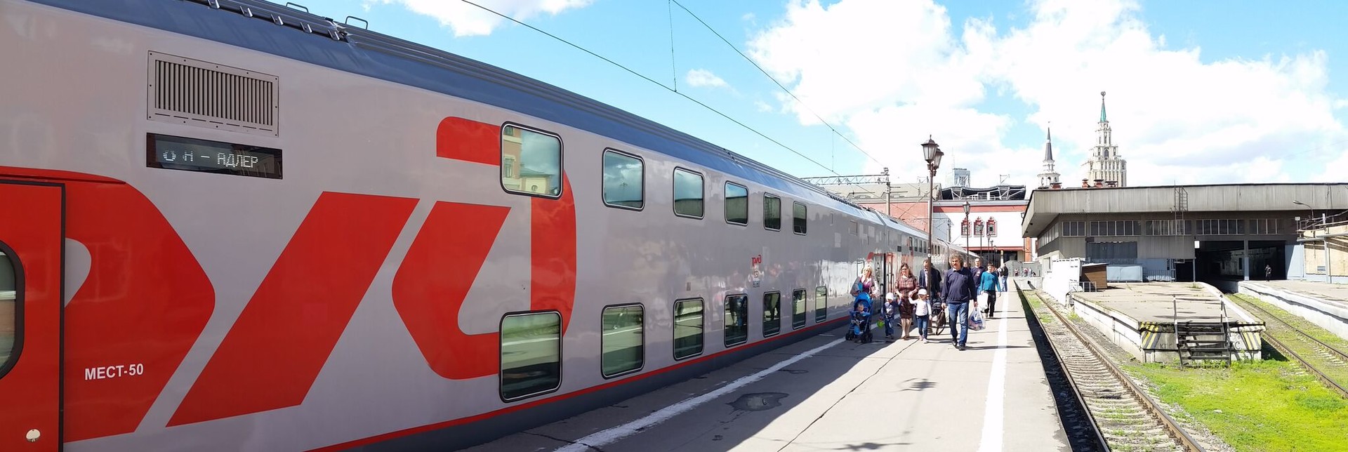 Kereta dua tingkat ini berangkat dari Stasiun Kazansky di Moskow menuju Rusia selatan. Dalam waktu kurang dari sehari, Anda akan tiba di Sochi, pesisir Laut Tengah.