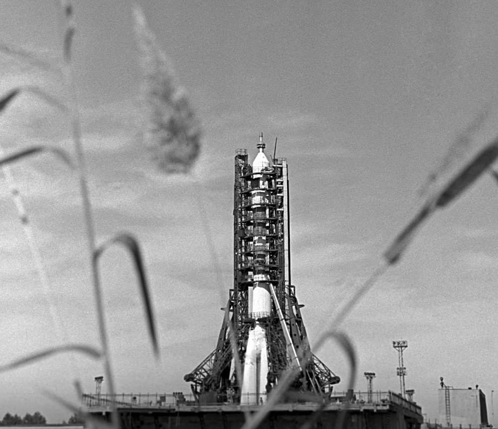 Ракета-носач са космичким бродом „Сојуз 11“ на космодрому „Бајконур“.