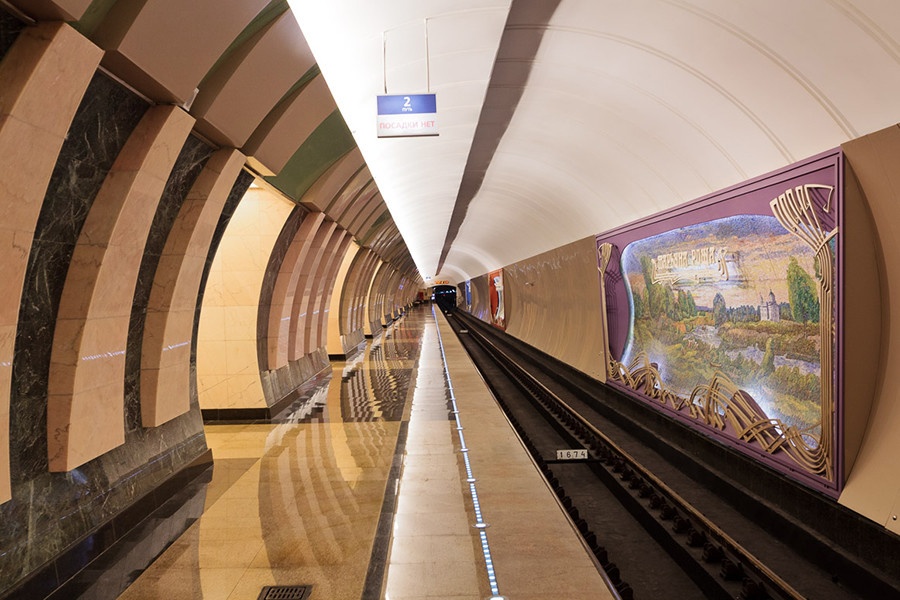 Trésors du métro de Moscou la ligne vert clair, porte de la Rome