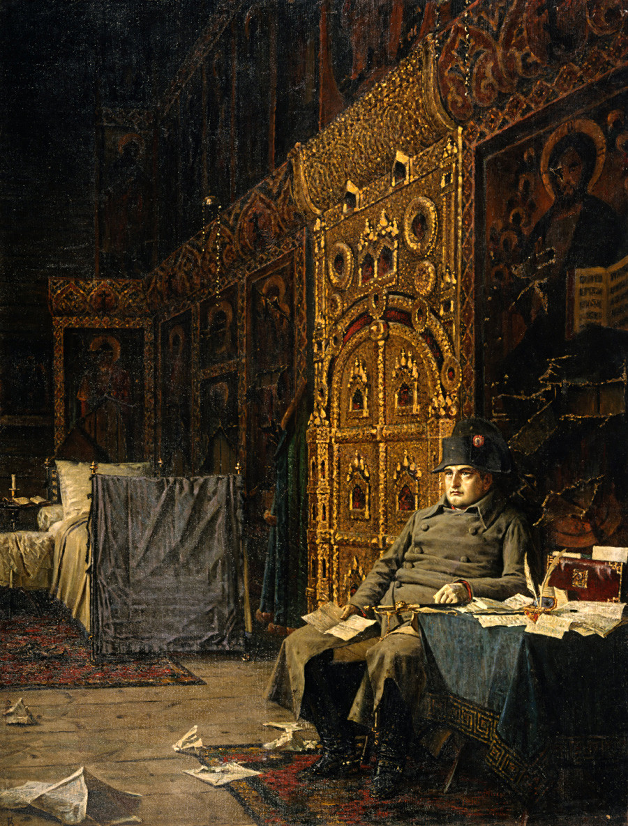 „На путу. Лоше вести из Француске“, Василиј Верешчагин.  Забринути Наполеон чита писма у Руској православној цркви.