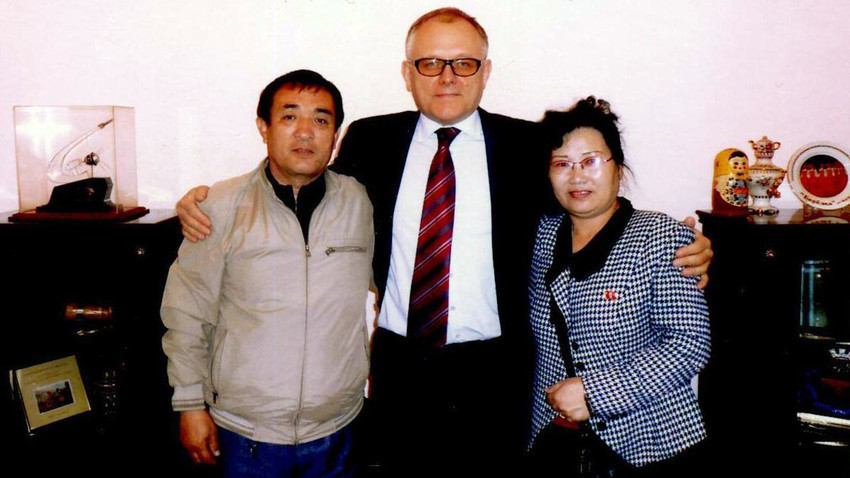 Владимир Ли (Л) и съпругата му (Д) с руския посланик в КНДР Александър Мацегора