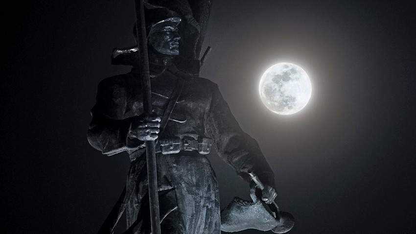 Полна месечина над споменикот посветен на хероите на Црвената армија во Владивосток, Русија, среда, 31 јануари 2018 година. Почната сина месечина над Русија изгледаше како супермесечина.