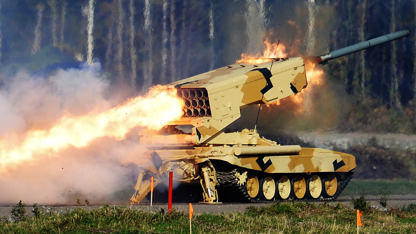 Тешки вишецевни бацач ракета „Буратино“ отвара ватру на 10. јубиларној међународној изложби наоружања, војне технике и муниције „Russia Arms Expo 2015“.