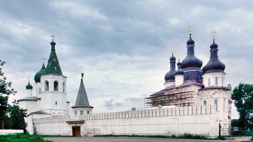 Trinity Monastery. From left: Church of Sts. Peter and Paul, bell tower, south gate&wall, Trinity Cathedral. Southeast view. Aug. 29, 1999.