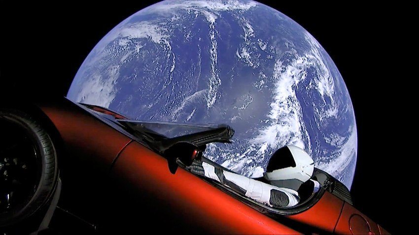 Automóvil eléctrico Tesla en el espacio tras el lanzamiento del cohete Falcon Heavy.