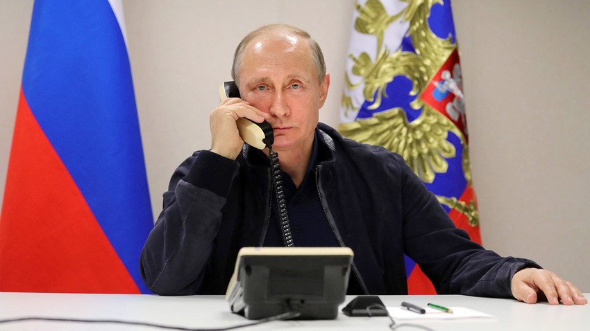Во 2014 година портпаролот на Путин изјави за новинарите дека претседателот користи „други средства за комуникација“