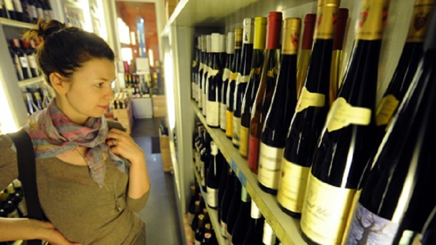 Joven rusa comprando vino.