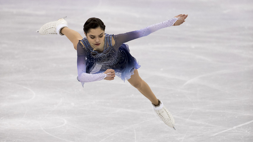 Atlet Olimpiade dari Rusia Evgenia Medvedeva tampil pada Olimpiade Musim Dingin PyeongChang 2018 di Gangneung Ice Arena, Minggu (11/2).