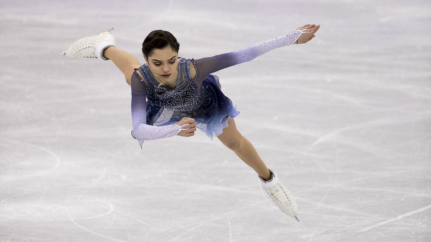 Medvedeva durante prova de patinação individual feminina nos Jogos de Pyeongchang