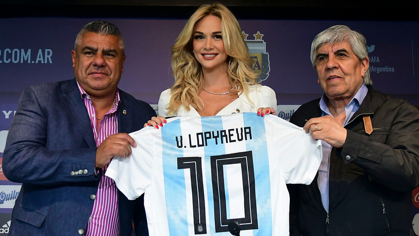 El Presidente de la Asociación del Fútbol Argentino Claudio Tapia y el Presidente del Independiente Hugo Moyano entregaron a Lopyreva la camiseta del equipo nacional.