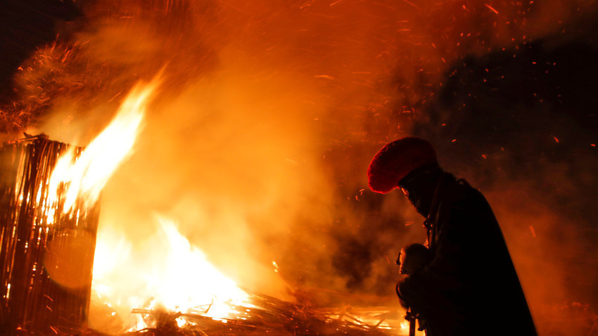 El artista Germán Vinográdov durante la quema de la instalación en el pueblo de Nikola-Lenívets, en la región de Kaluga.