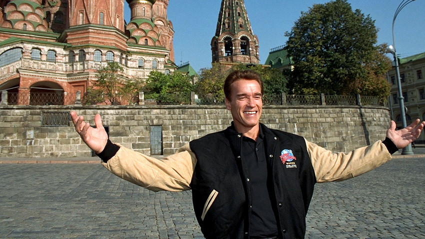En 1996 Arnold Schwarzenegger visitó Moscú para inaugurar un restaurante Planet Hollywood.