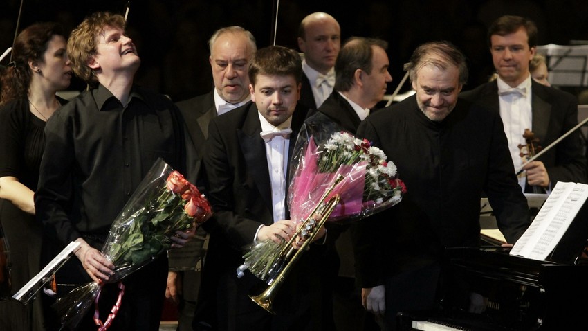 O trompetista Timur Martinov (centro) no 10° Festival de Páscoa de Moscou, em Sarátov, na Rússia.