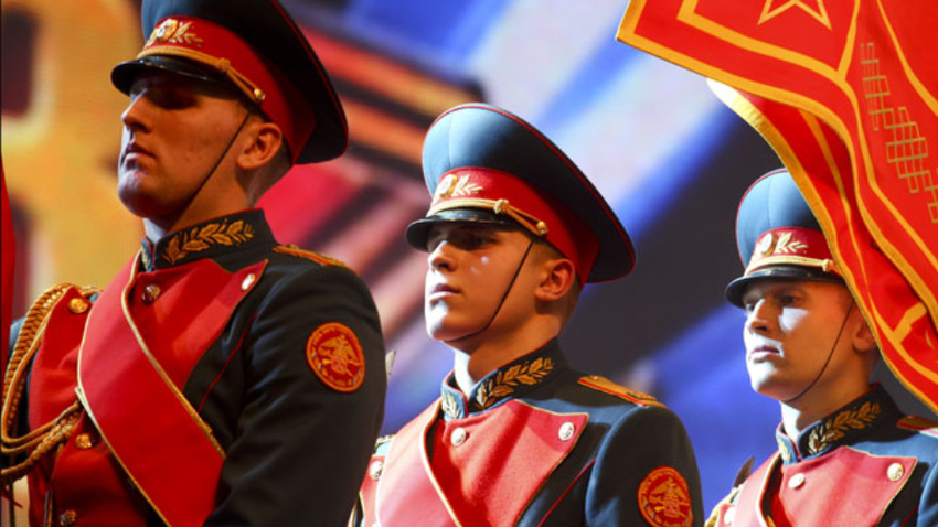 Čeprav je danes to v Rusiji tudi praznik vseh moških, na slovesnostih še naprej prevladujejo vojaška obeležja