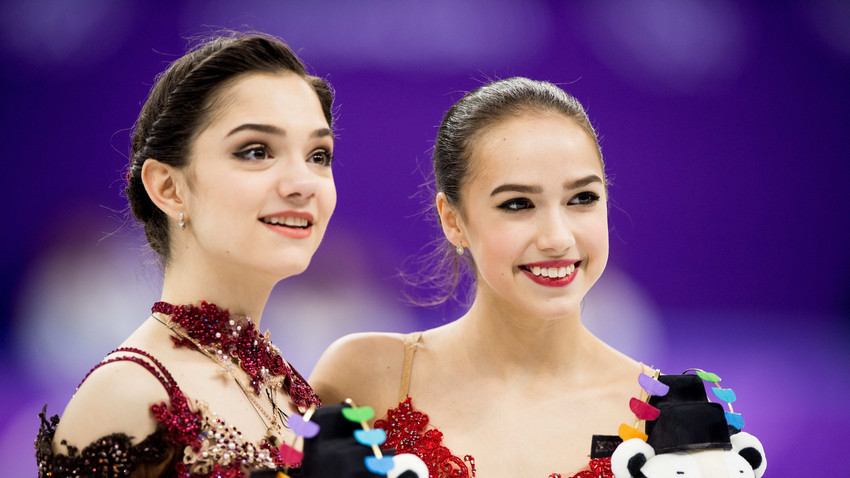 Алина Загитова (вдясно) и Евгения Медведева (вляво), Зимни Олимпийски игри, Пьонгчанг, 2018, Южна Корея.

