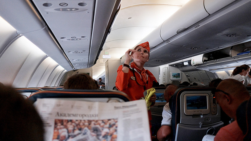 Des passagers et une hôtesse de l’air à bord d’un avion de la compagnie russe Aeroflot