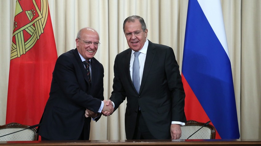 Santos Silva (esq.) e Lavrov, em Moscou