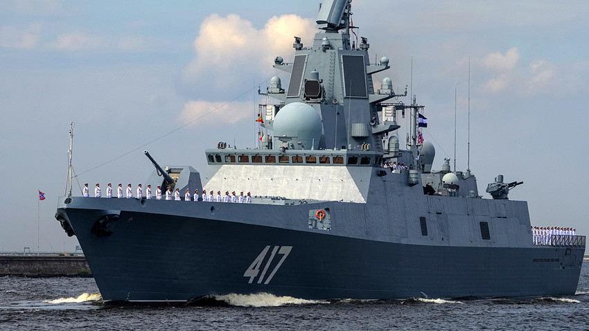 Fregat Laksamana Gorshkov saat latihan terakhir parade angkatan laut untuk merayakan Hari Angkatan Laut Rusia di Kronstadt.

