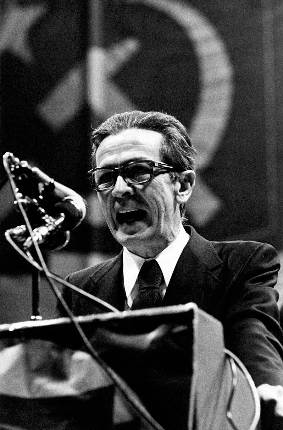 O secretário do Partido Comunista Italiano, Enrico Berlinguer, que fez seu partido dar as costas para a URSS, discursa em reunião na década de 1980. 