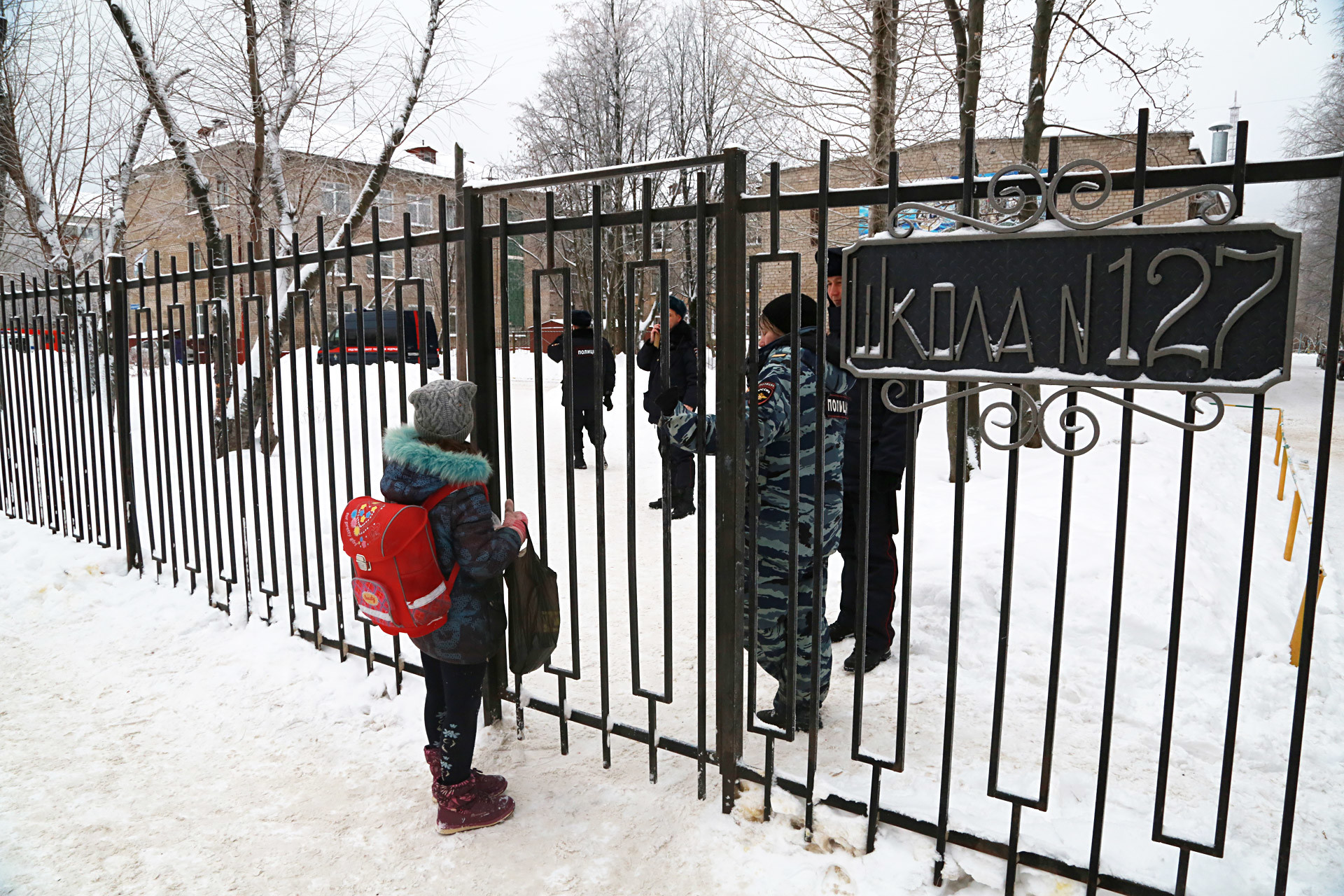 モスクワ東方1400キロのペルミ市第127番学校、1月15日。2人の16歳の少年が4年生のクラスを襲い、1人はナイフで女性教師の首に2回切りつけた。計15人が負傷している。