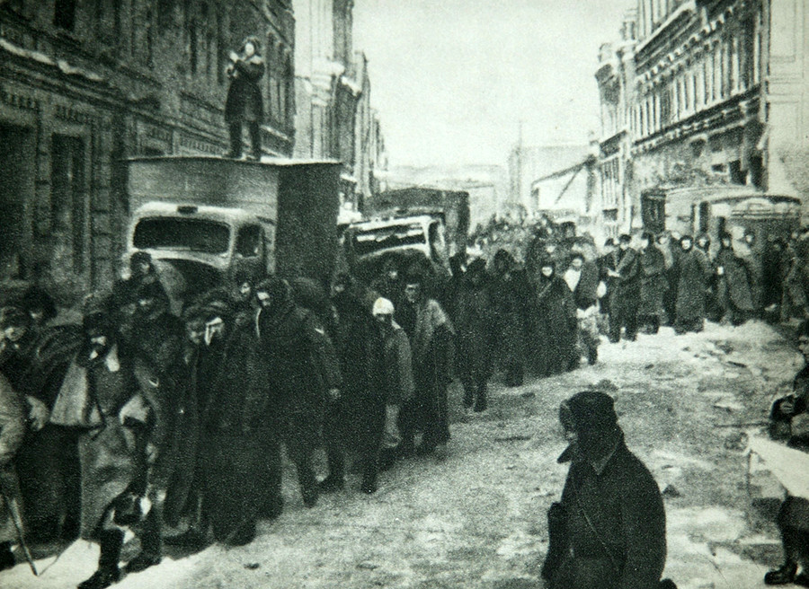 Во Сталинградската битка се заробени околи 90.000 германски војници.