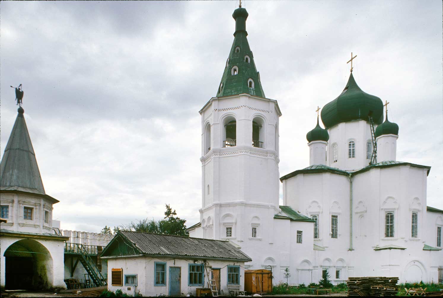 Trinity Monastery. South gate, bell tower, Church of Sts. Peter and Paul. Northeast view. Photo: William Brumfield. Aug. 29, 1999.
