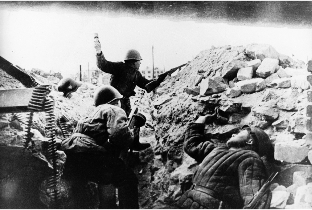 Vojaki Rdeče armade na ulicah Stalingrada.