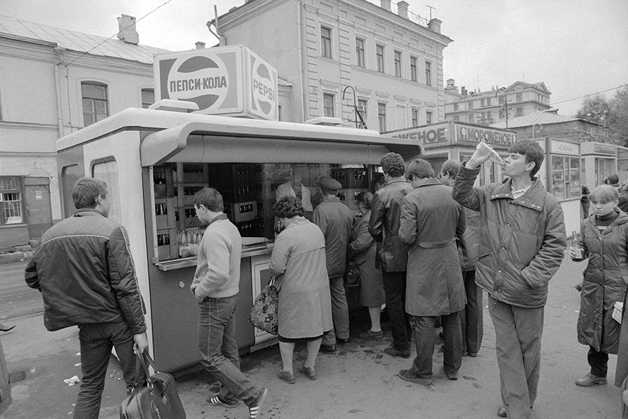 A Pepsi stand in Moscow, 1983.