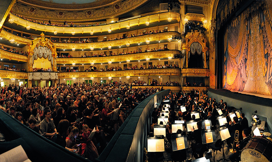 Cada año este teatro se convierte en el escenario del festival internacional de coro, “Máslenitsa en Canciones”.