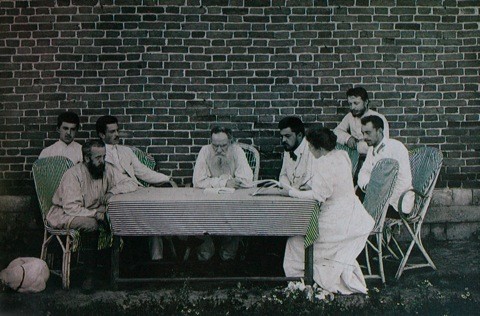 Tolstoj s svojo hčerko Tatjano in skupino Tolstojancev (pripadnikov njegovega krščanskega gibanja) pri organiziraciji humanitarne pomoči žrtvam lakote v Samari leta 1901.