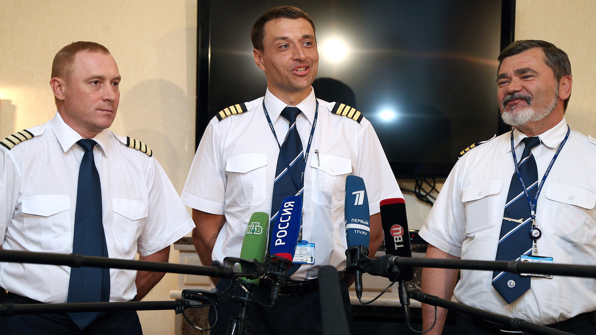 Posadka Boeinga 777 letalskega prevoznika iz Orenburga (z leve proti desni): Andrej Kartašov, Konstantin Parikoža in Dmitrij Alkejev.