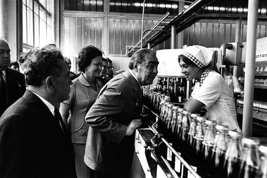 Leonid Breschnew besucht die erste Pepsi-Fabrik der Sowjetunion.
