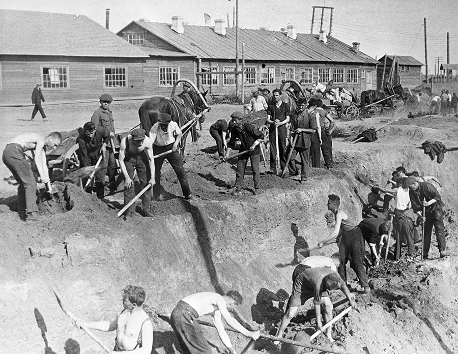 Builders at the Sharikopodshipnik plant digging in the ground, 1930s