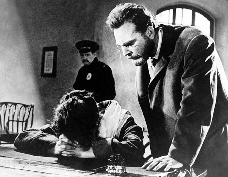 Глумац Јевгениј Матвејев као кнез Нехљудов у филму „Васкрсење” Михаила Швејцера, 1960, адаптација Толстојевог романа.