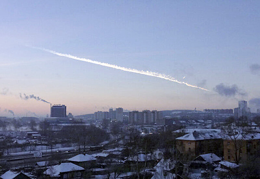 Sled meteorita nad uralskim mestom Čeljabinsk, okoli 1.500 km vzhodno od Moskve, 15. februar 2013