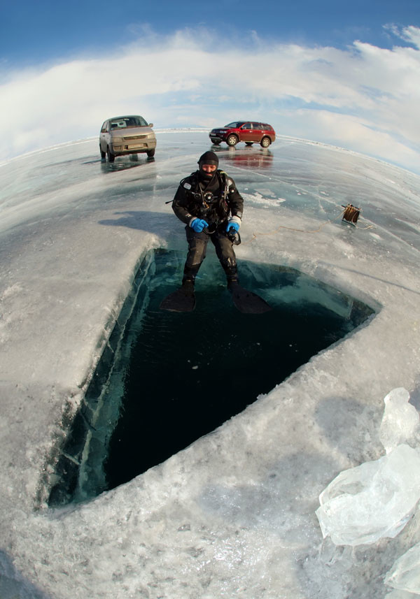 Кога еден метар мраз се наоѓа под вашите нозете, можете да возите автомобил по површината на мразот.