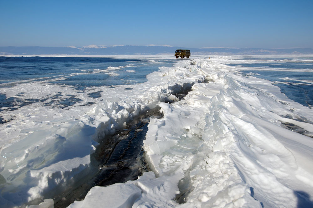 „Мраз, мраз и само мраз. 30 квадратни километри мраз! Без оглед на тоа дали патуваш 30 или 300 километри по површината на Бајкалот, пред тебе секогаш има само мраз!“, вели Андреј Некрасов, украински фотограф, новинар, сеќавајќи се на своето бајкалско сафари од 2011 година.