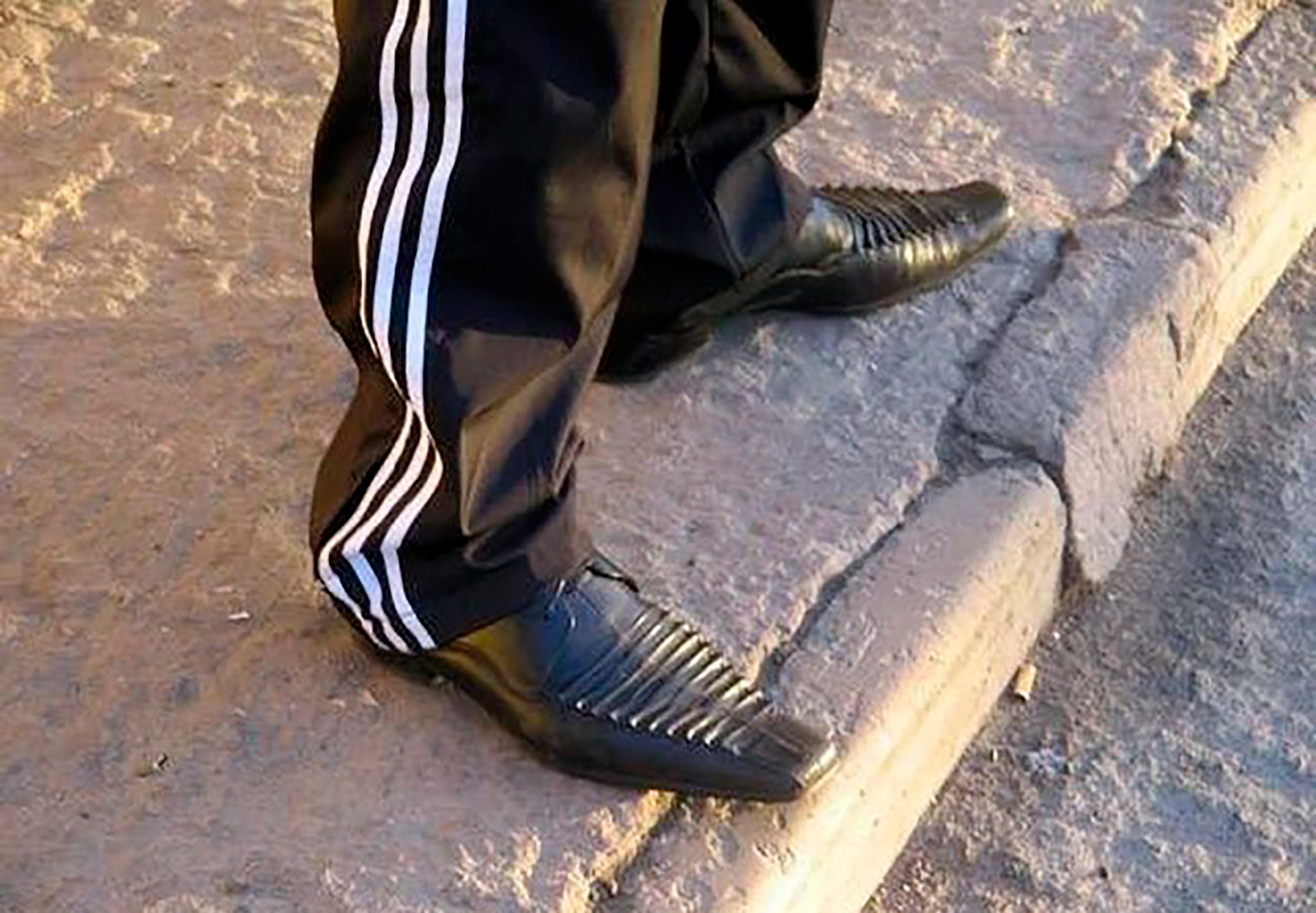 Kombinasi celana joging Adidas dan sepatu kulit dianggap sangat berkelas (terutama jika Anda seorang gopnik dan sama sekali tak memiliki selera).