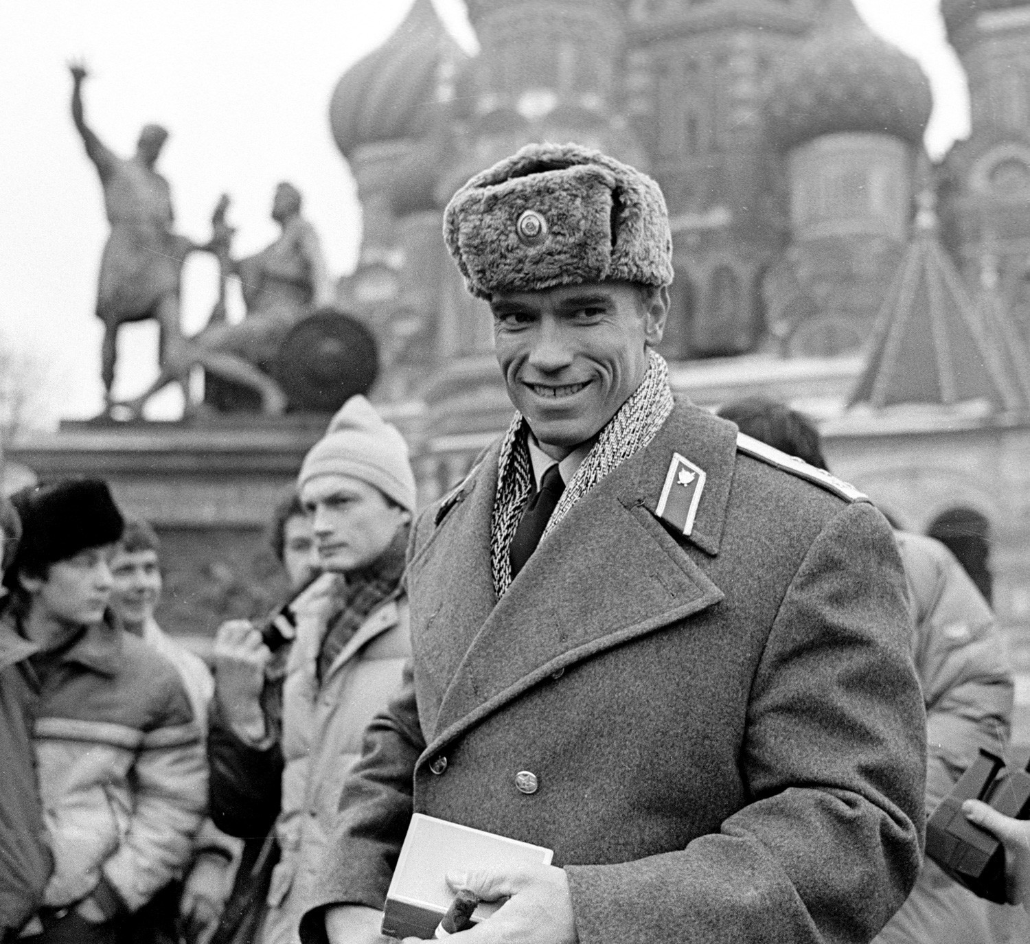 Arnold Schwarzenegger vestido de policía soviético en la Plaza Roja (Moscú) durante el rodaje de la película ‘Danko: Calor Rojo’, 1988.