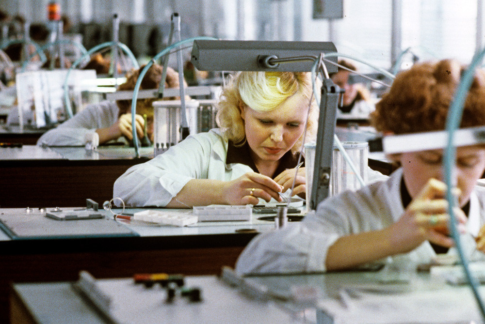 Para pekerja di Pabrik Jam Uglich, Uni Soviet, 1983.