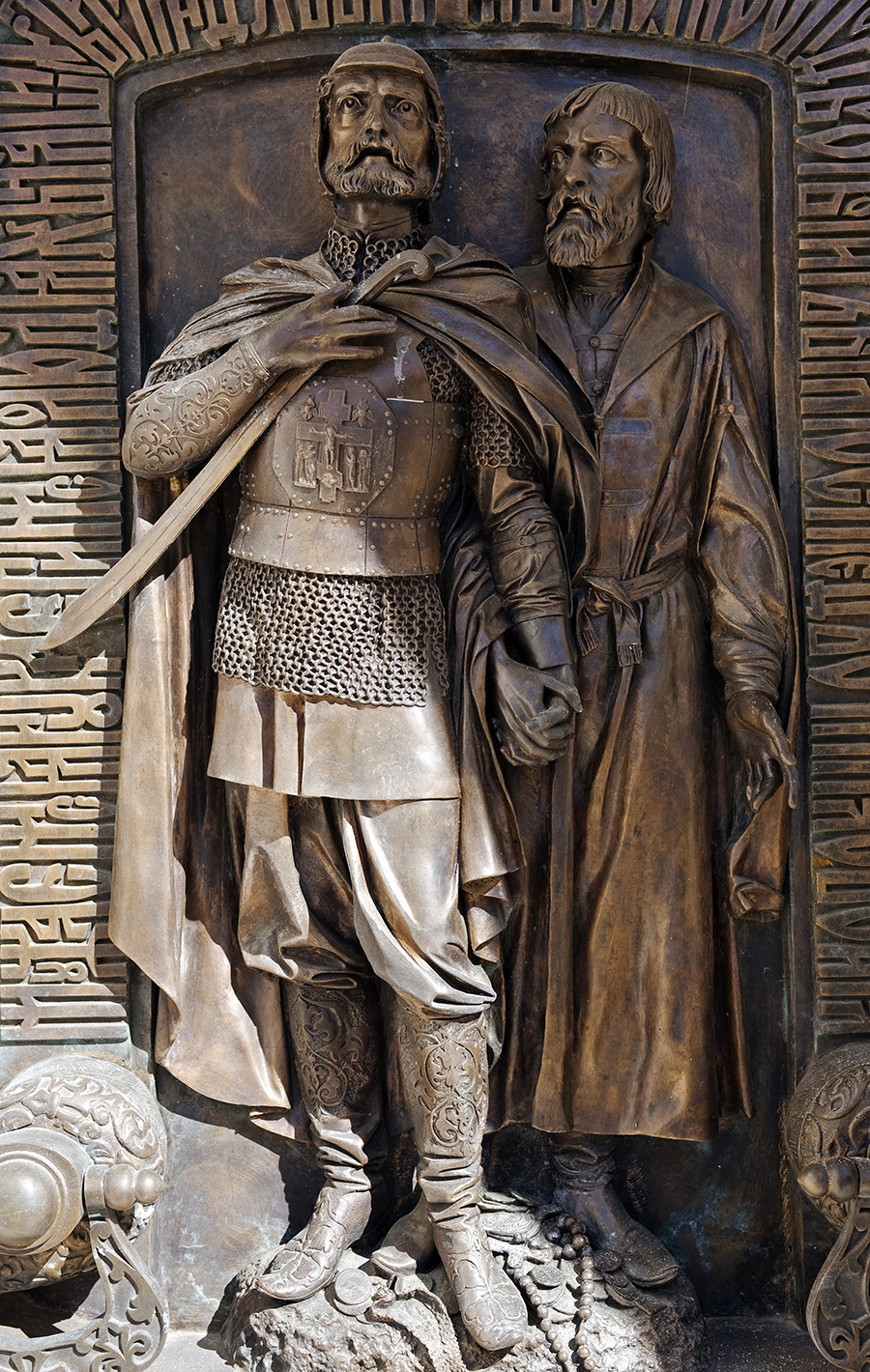 Rússia, Súzdal, Monastério do Santo Efime. relevo em bronze retratando Pojárski e Mínin na porta da capelinha que abriga o túmulo de Pojárski.