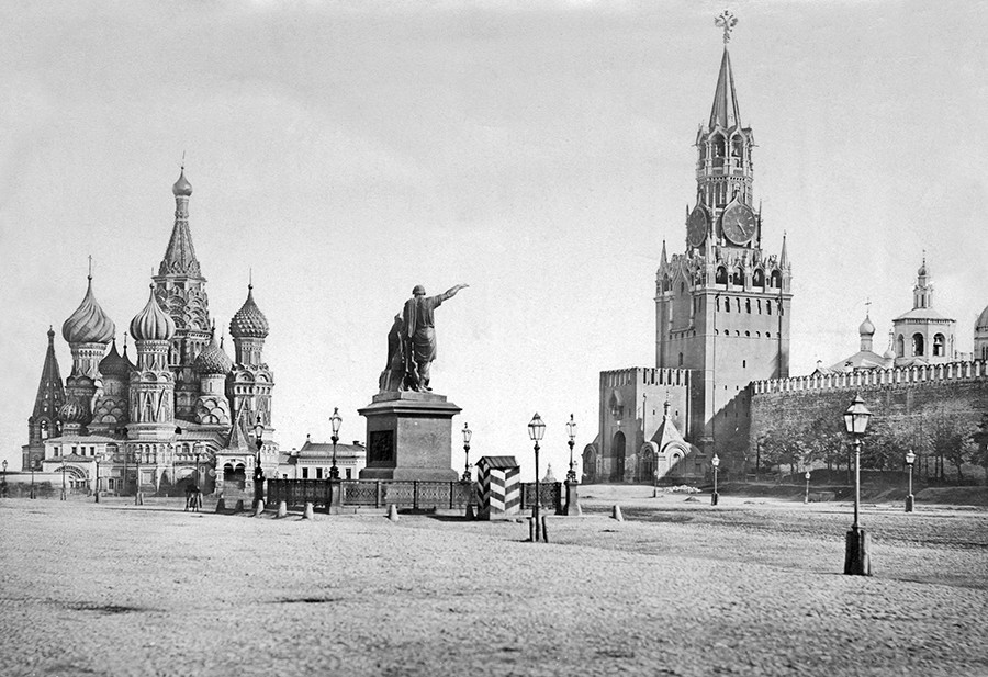 A Praça Vermelha de Moscou por volta do ano 1870. 