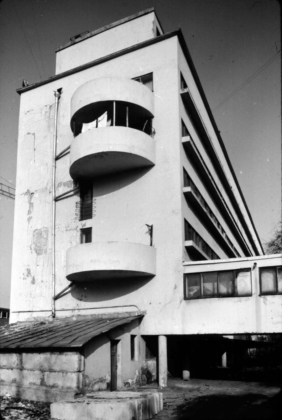 Narkomfin apartment house (1928). South facade. Moscow. Photo: 1984