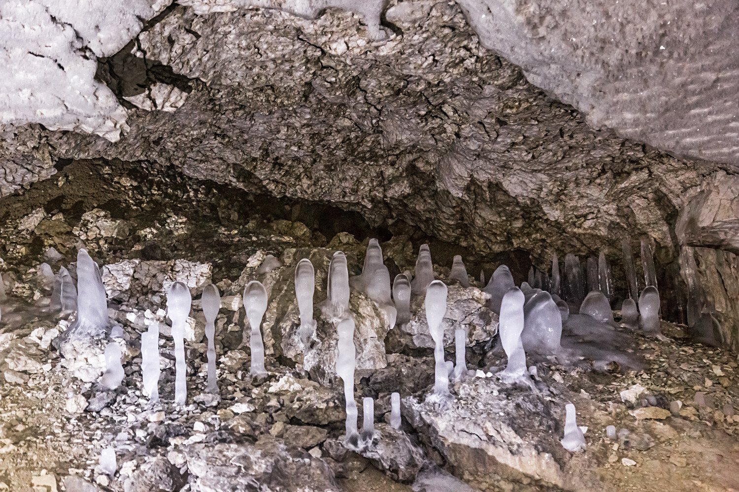 Zur Touristenattraktion machte die Höhle dann Alexander Chlebnikow, der sie 1914 mietete und die ersten Untergrund-Führungen anbot. Damals musste man noch Hunderte Meter vom einzigen Eingang ins Innere der Grotte kriechen.