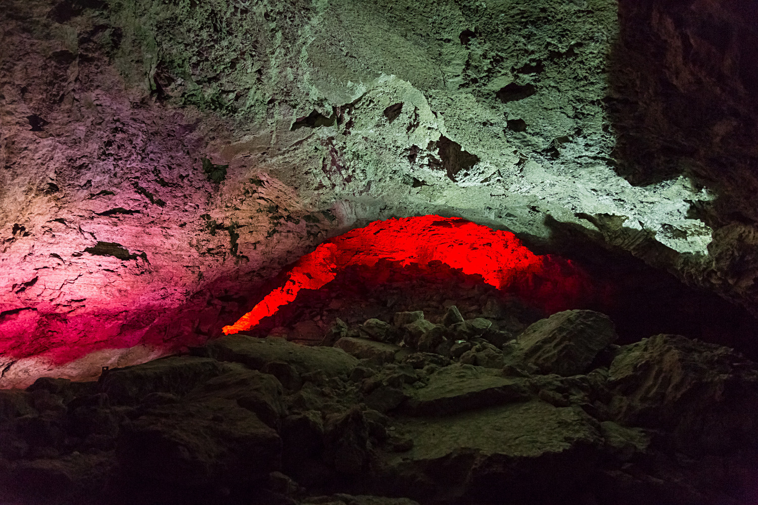 Das Tunnelsystem ist 3,5 Kilometer lang, aber nur ein Drittel ist für Touristen geöffnet. Insgesamt sind bislang 48 Grotten erschlossen worden. Im Zentrum der Höhle herrscht Sommer wie Winter eine Temperatur von 5 °C. Nur in Randlagen kann sie variieren - von -15 °C im Winter bis zu -2 °C im Sommer.