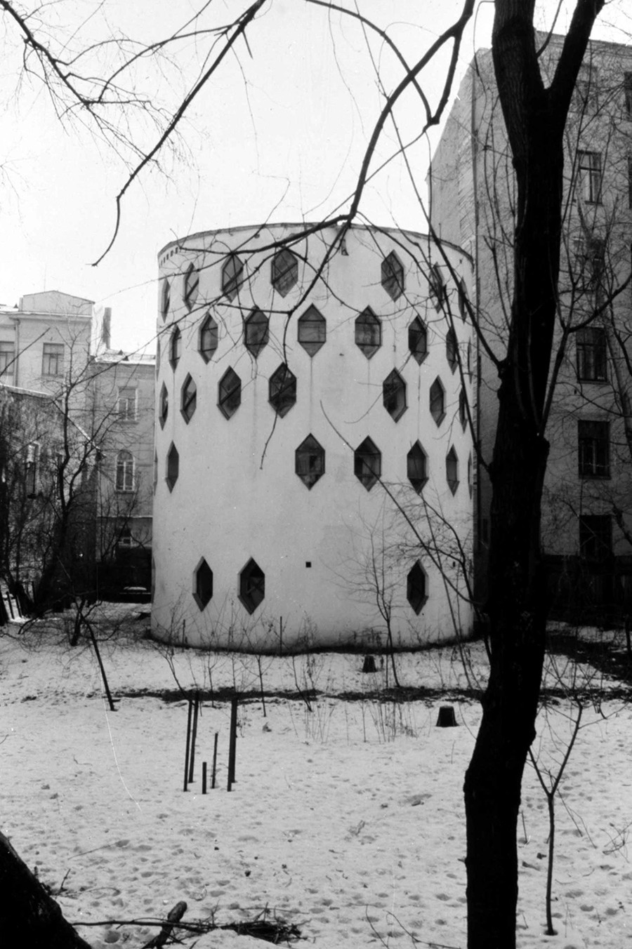 Moskau: Melnikow-Haus (1927), Foto 1984. Hier baute sich der sowjetische Architekt Konstantin Melnikow ein Studio und Einfamilienhaus. Da damals jedes Privateigentum verstaatlicht und Massenwohnblocks errichtet wurden, war das eine Ausnahme.  Das Haus war als Prototyp für spätere Rundbauten gedacht.