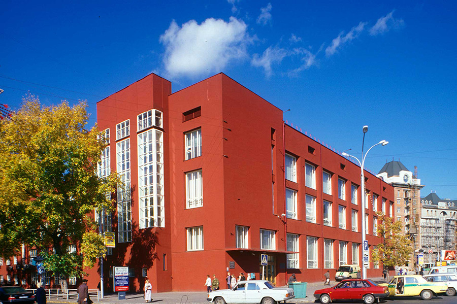 Nowosibirsk: Staatsbank (Andrej Krjatschkow, 1930), Foto 1999. Der Bau gehört zum Ensemble des Lenin-Platzes im Stadtzentrum. Der Grundriss erinnert an den kyrillischen Buchstaben P (П), die Flügel sind unterschiedlich hoch. Da an der Nordseite Lagerräume geplant waren, gibt es dort keine Fenster.