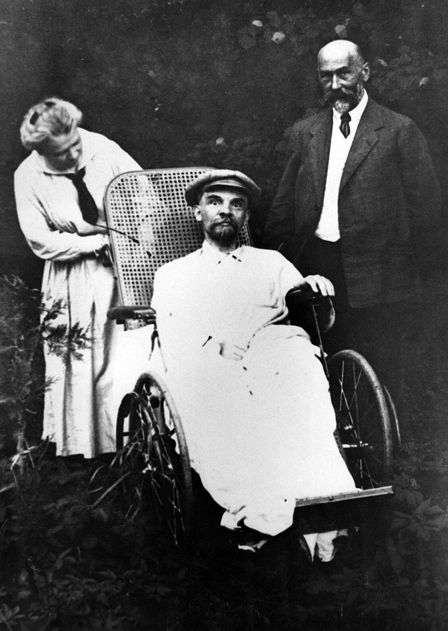 Vladimir Lênin em sua residência em Górki, em uma cadeira de rodas, meses antes de morrer. 