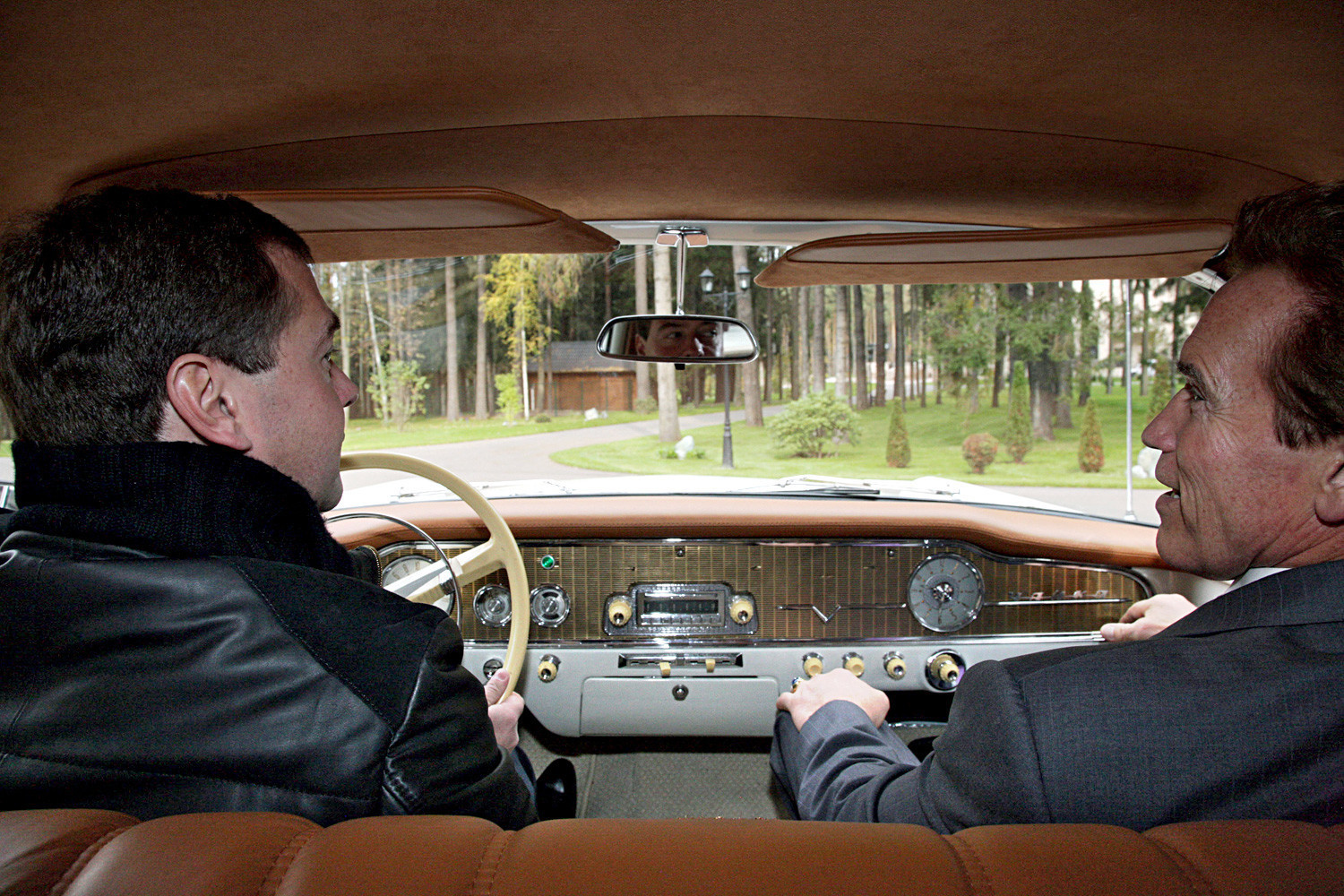 Medvedev e Schwarzenegger a bordo de limusine soviética Chaika